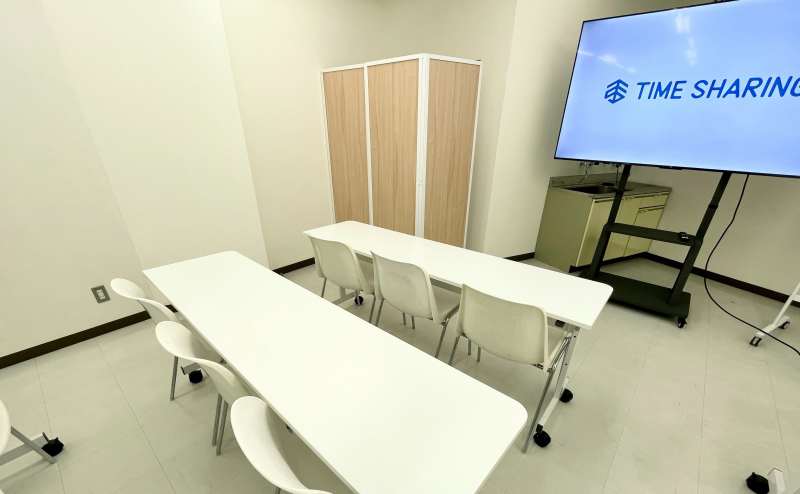 【会議室前方左側のパーテーションの先に、男女共用トイレがございます】 - TIME SHARING 神保町 樋谷ビル5Aの写真