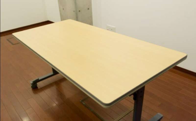 勉強会や会議などにもご利用いただけるテーブルと椅子をご用意しています。詳しくはお問い合わせください