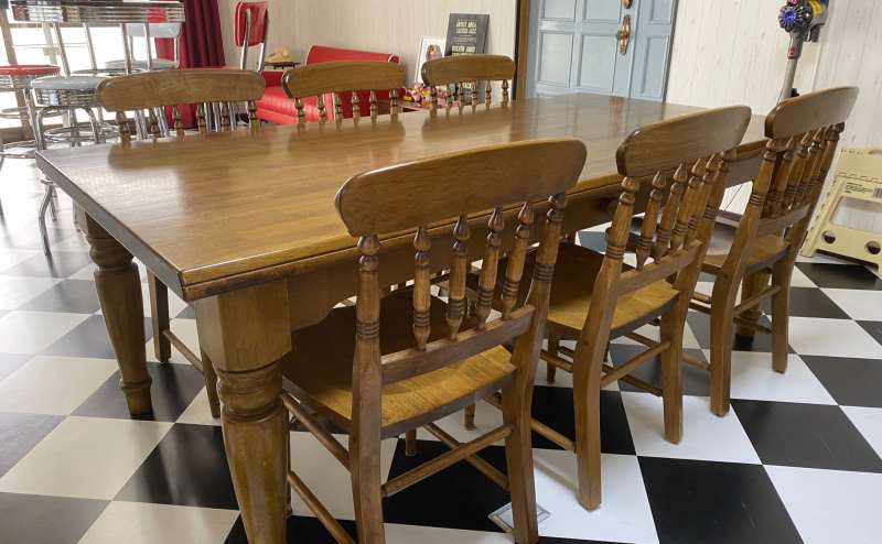 重厚な6人掛けダイニングテーブル。