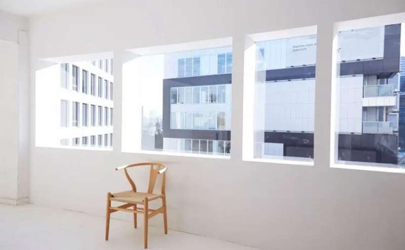 メインの窓は南向きで、北と西にも窓のあるスペースです。自然光たっぷり