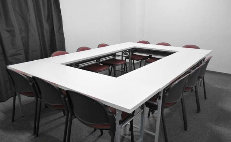 口の字形状レイアウト。顔を合わせながら程よい距離感で