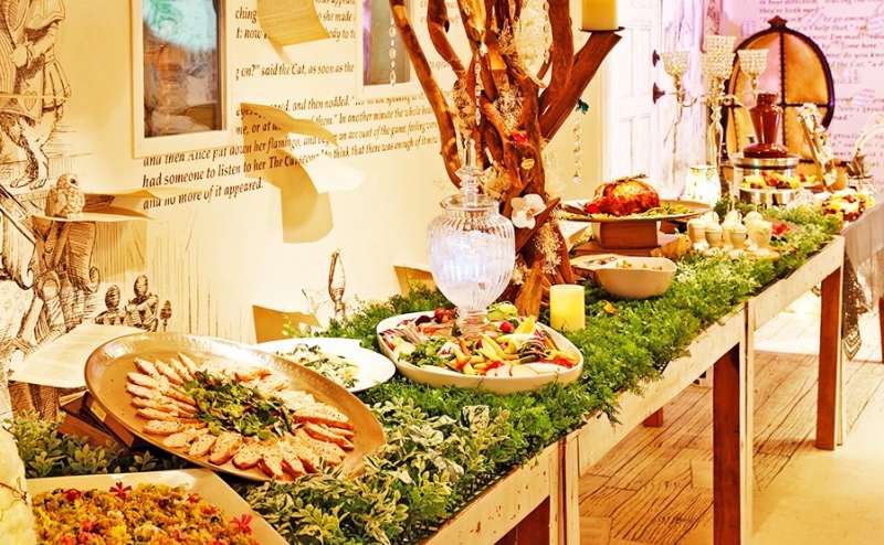 シェフこだわりの料理で、本当に不思議なお茶会に参加したような気分になれること間違いなし?