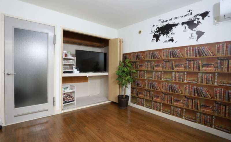 43インチの大型テレビを備え付けています。DVDプレーヤーもございますので上映会や観賞会にもぴったり