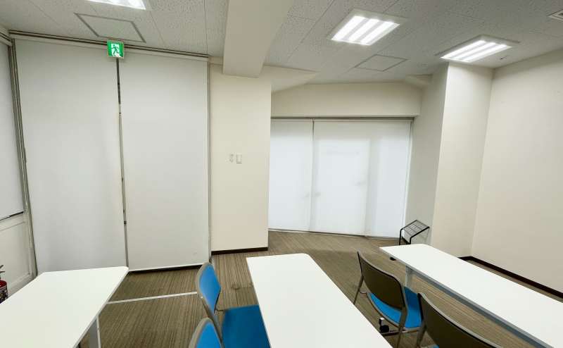 【路面側にはロールカーテンがあるので、外から見えないようにすることも可能です】 - TIME SHARING 代々木駅西口前の写真