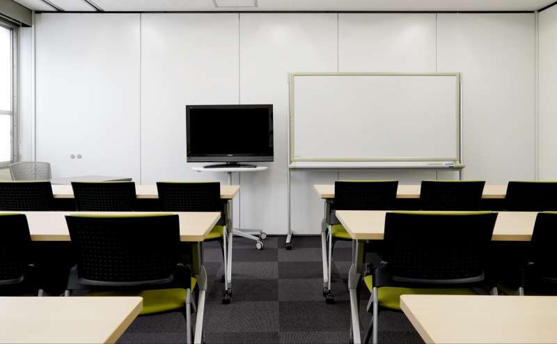 モニターは別会場で同日時で未使用時に貸出可能です。※スクール形式　18名着席可能。