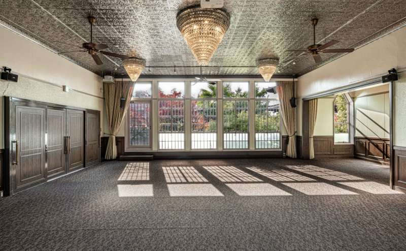 アトリエ会場70㎡手が届きそうな距離に八坂の塔を望むバンケットでございます。 1929年、建築当時のモダンな感性がそのままのこる、竹内栖鳳がアトリエとして最も多くの時間を過ごした特別な空間。 自然光が