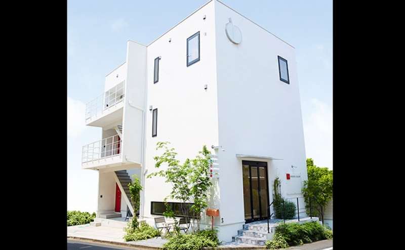 白いスタイリッシュな外観です