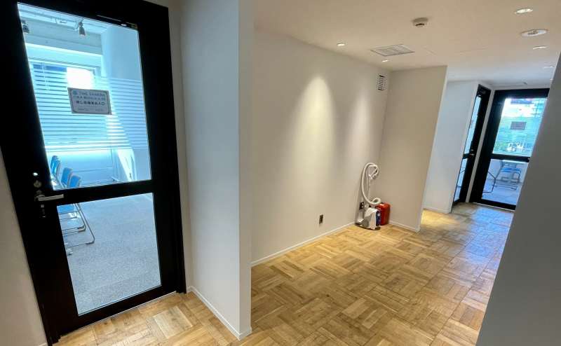 【共通扉から入ると、合計5部屋の会議室があります】 - TIME SHARING 六本木 第6DMJビル 4Dの写真