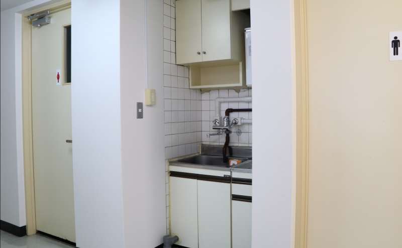 男性トイレと女性トイレの間には流し台があります。手洗い場としてご利用ください。 - TIME SHARING 蒲田 第二美須ビルの写真