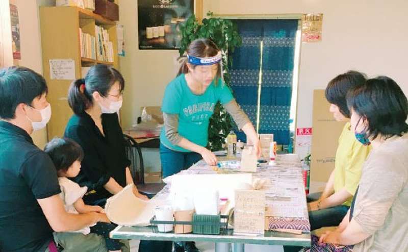 お子様も参加OK工作教室。和気藹々と楽しみました。「ミニコネ工作教室」の伊藤さん