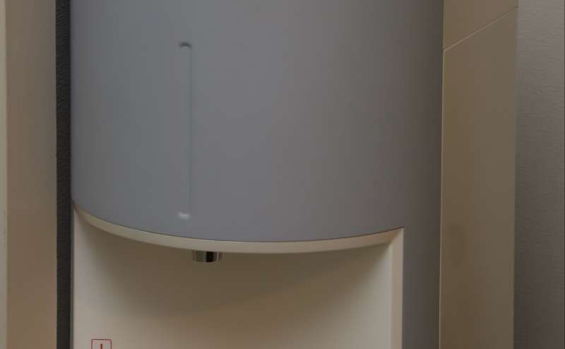 ウォーターサーバー（温水・冷水）と耐熱ガラスカップです。