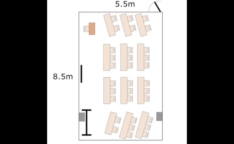 3人掛けテーブル8台、2名掛けテーブル4台が混在しています。机を減らして広々とご利用いただくこともできます