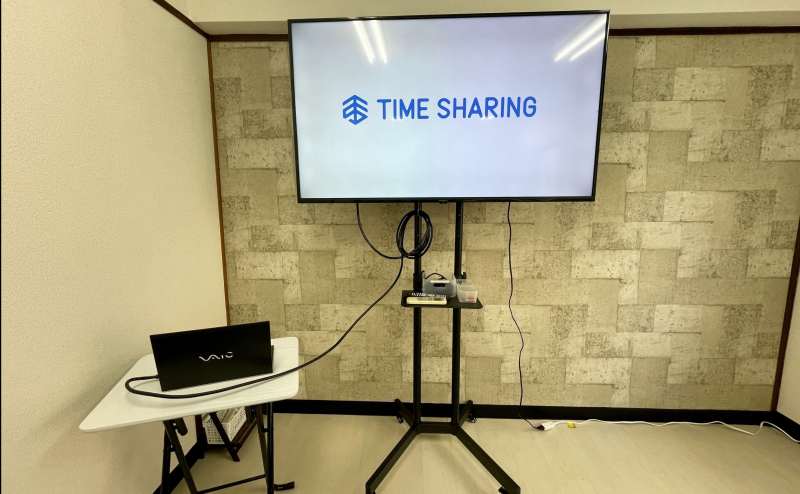 【モニターから出ているHDMIケーブルとお手持ちの機器を繋げるだけで簡単に映ります！】 - TIME SHARING 秋葉原 和泉ビル203の写真