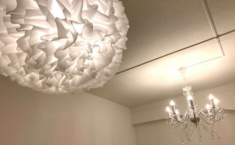 シャンデリアで豪華に飾っております。