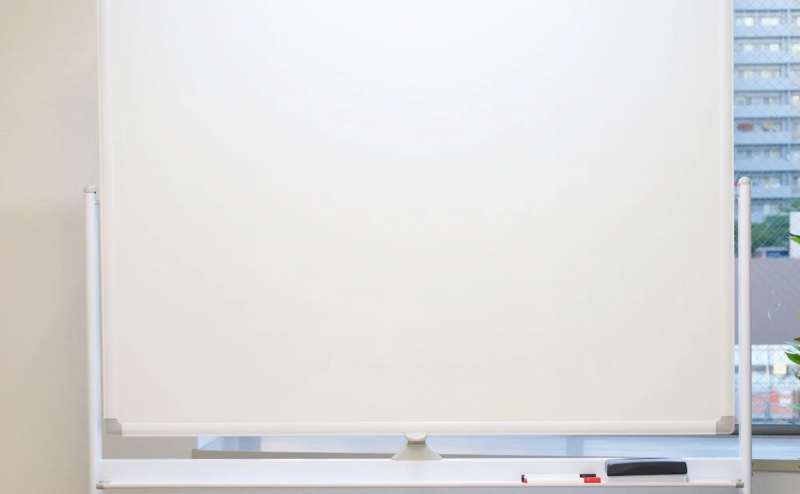 ホワイトボードも無料でご利用いただけます。ボード面は幅120cm×高さ90cmです