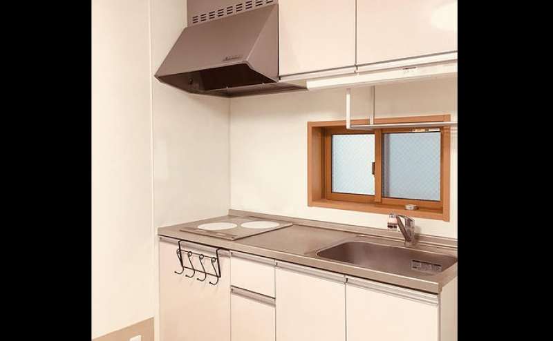 IHコンロ、冷蔵庫完備のキッチン。ご自由にお使いいただけます。