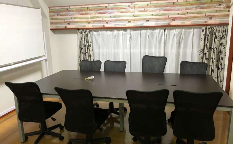 大きな窓のある明るく風通しの良いスペースです