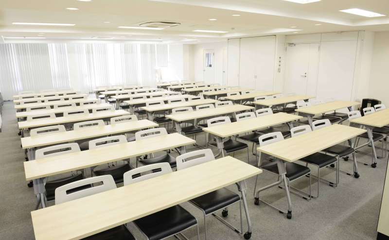 会議室内の様子。前方窓側より。