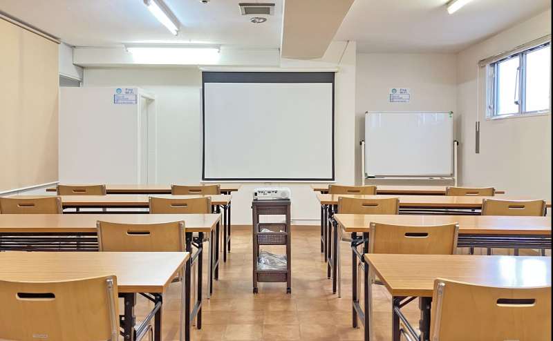 第三会議室 3名掛け最大24席【高崎駅徒歩7分 販売利用OK】プロジェクター|スクリーン|ホワイトボード|Wi-Fi|無料