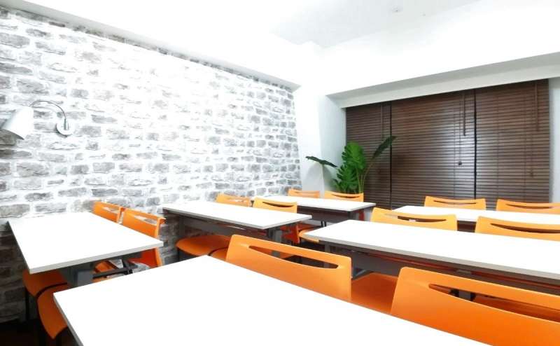 【定期除菌】【新大阪駅０分】駅の目の前にある会議室！設備充実 手ぶらでＯＫ！【全て無料】WiFi＆大画面モニターほか●１３名●レイアウト変更自由 飲食可 会議/セミナー/研修/勉強会/エトワール新大阪