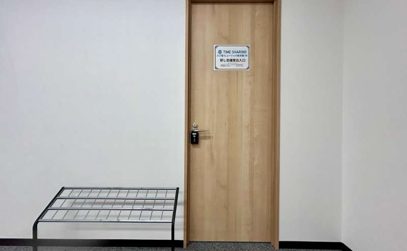 【7Bは共用部中央の扉になります】- TIME SHARING 京橋 SC新京橋ビル 7Bの写真