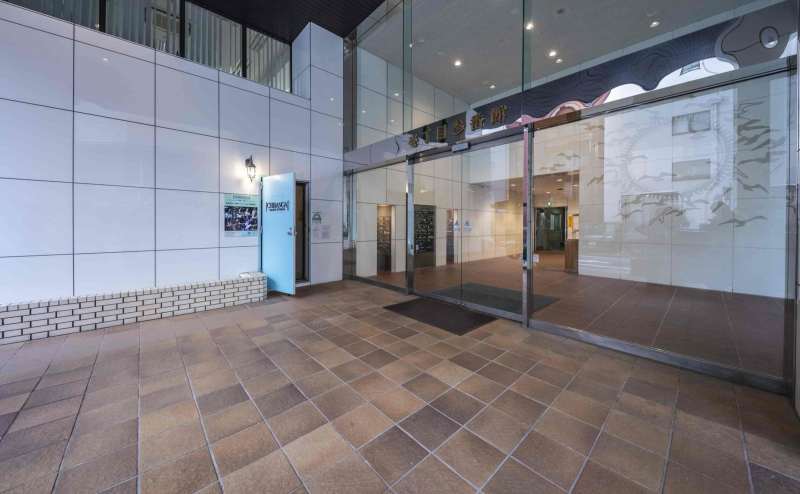 【建物正面入口_自動ドア】 - TIME SHARING 新宿御苑前 壱丁目参番館8Aの写真