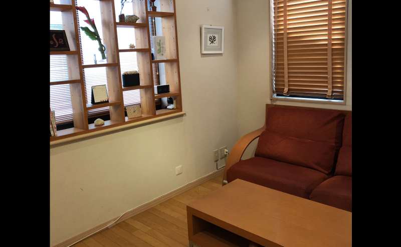 【広尾駅徒歩１分】ゆったりソファと格安レンタル駅近で静か  個人セッション カウンセリング ミーティング ２部屋同時予約可 / ２階  H2L /Inspire Space Hiroo