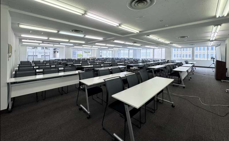 【前方の2列は机の数を減らし、どの席でもスクリーンが見やすいようにレイアウトされています】 - TIME SHARING 新宿7Aの写真