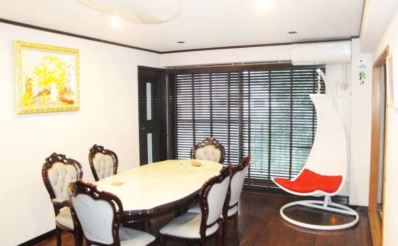 スペース内にハンモックチェアがございます。緊張を取り除き、リラックス出来る効果があります。