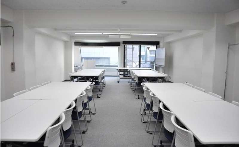 斜めの窓から入る陽射しがとっても明るく、清々しいお部屋です