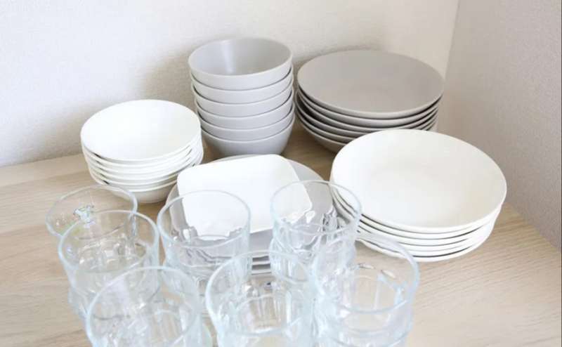 お皿グラスもあります。フォーク、スプーンもあります。