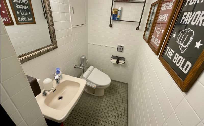 【共用廊下内：男女共用トイレ（個室×1）】 - TIME SHARING 田町赤羽橋 8Cの写真