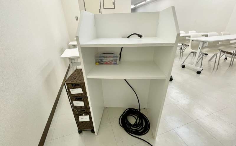 【司会台の横にある備品ラックの中に、延長コードなどの細かい備品が入っています】 - TIME SHARING 神保町 樋谷ビル5Aの写真