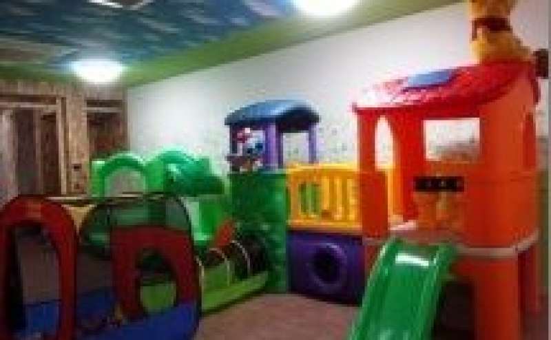 １階は大型遊具もある保育施設