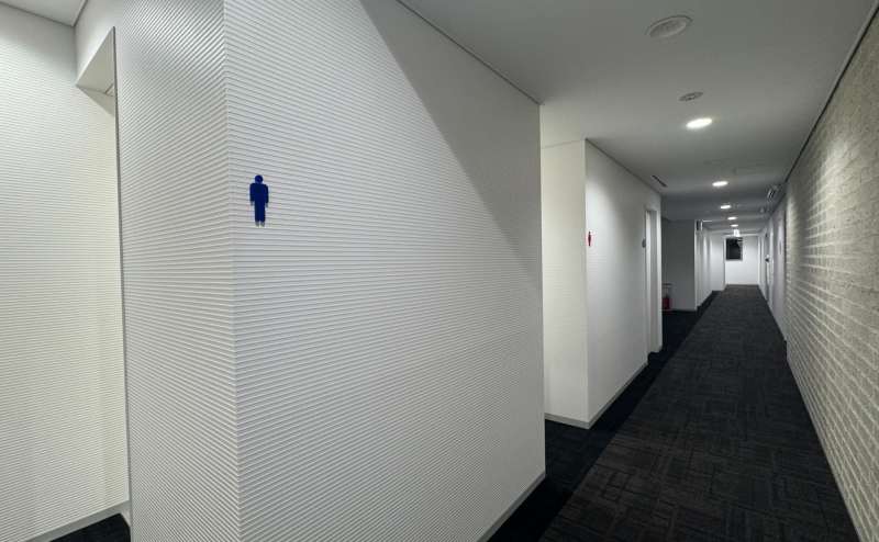 【お手洗いは階段を背に左手にございます。】