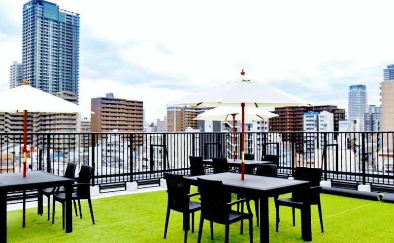 テーブル・パラソルあり。最大12名着席可能です。