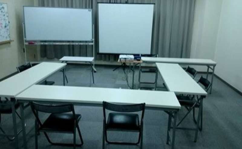 中ルーム　レンタルスペース　会議バージョン　画像の３倍まで机・椅子、可能