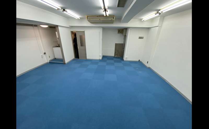 テーブルは女性でも一人で畳める楽々スイッチなので、ここでダンスや演劇の練習も可能です！