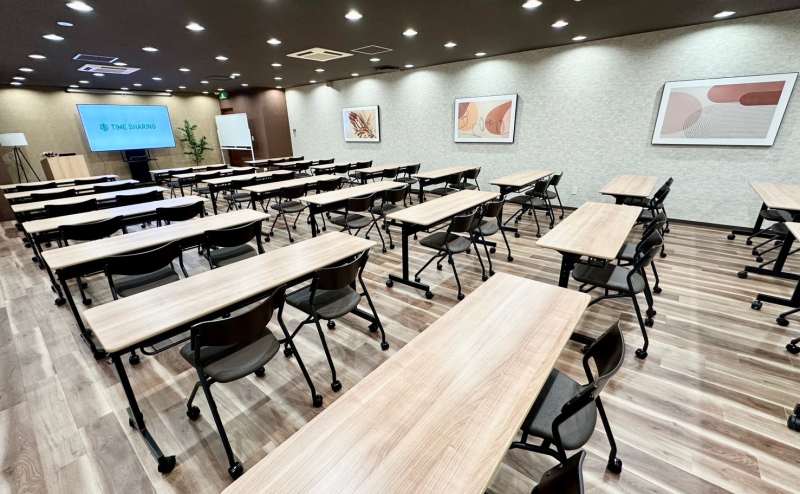 【会議室内のプロジェクター、司会台、ホワイトボードなど、無料備品も充実しております】 - TIME SHARING 竹橋 廣瀬第2ビル B1Fの写真