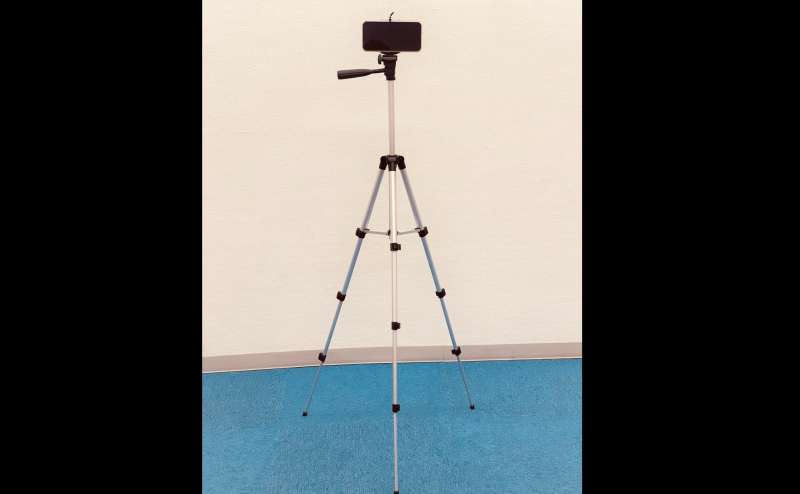 スマホ三脚になります。 最大高さ1ｍ 4段階調整可 1/4インチの三脚ネジがあるため、スマホホルダーを外せばカメラも付けられます。