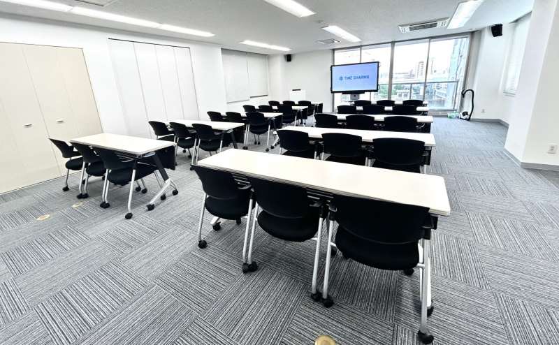 【会議室内の60インチモニター、司会台などの備品は全て無料でお使いいただけます】 - TIME SHARING 浅草SCRビル 6Aの写真