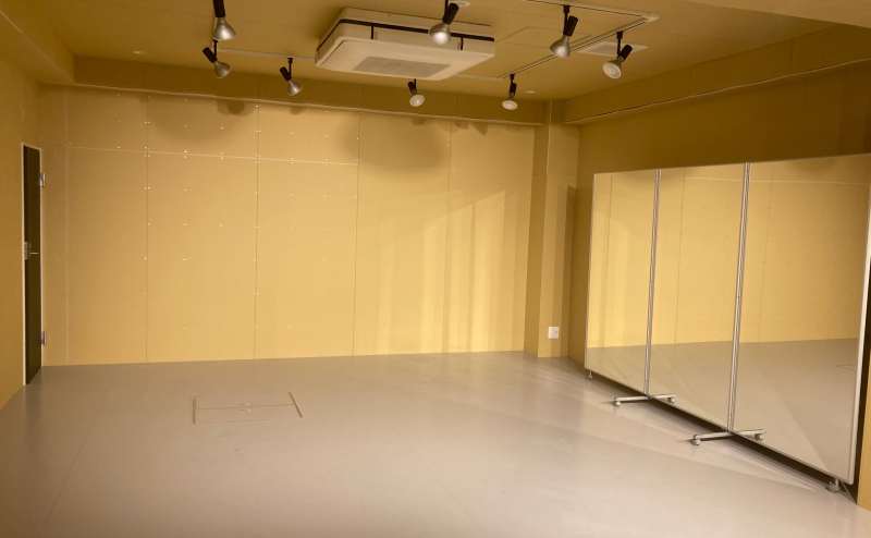 横2.7メートル×縦1.8メートルになる三面鏡を常備しています。 ダンスレッスンなどに最適です。