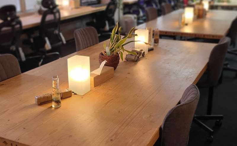 間接照明の灯る落ち着いた雰囲気。