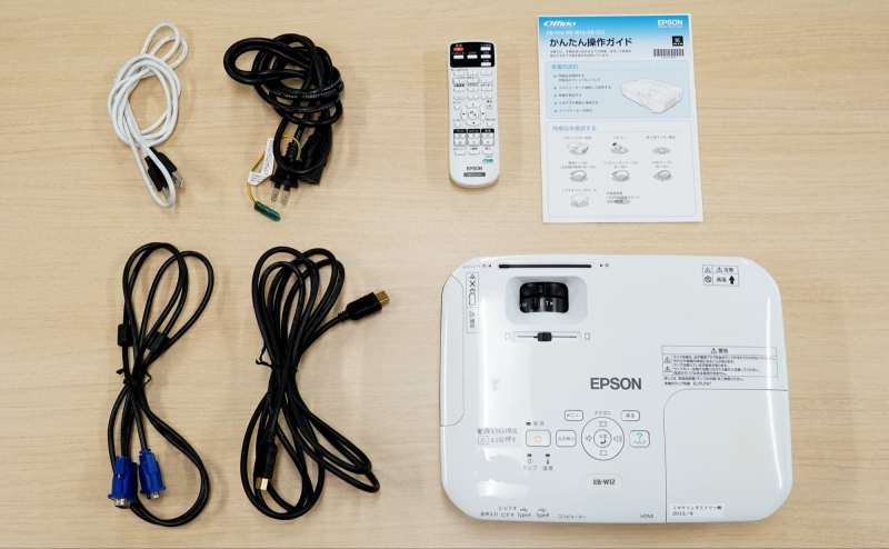 プロジェクターを無料貸出しております。予約時にお申し付けください。(第二会議室にスクリーンがないため、壁への投影となります)