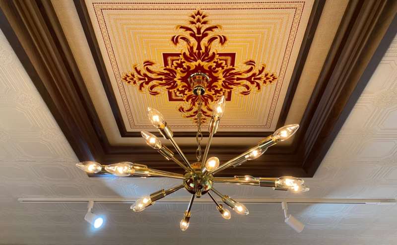 ミッドセンチュリーなゴールドに煌めくスプートニクシャンデリア。