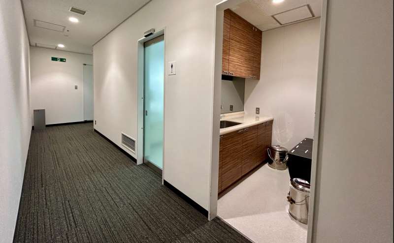 【給湯室・男子トイレ入口】