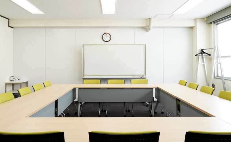 モニターやホワイドボード、またはプロジェクターが使用可能です。予約時にお申し付けください。(プロジェクターは壁への投影)　※ロの字形式　18名着席可能。