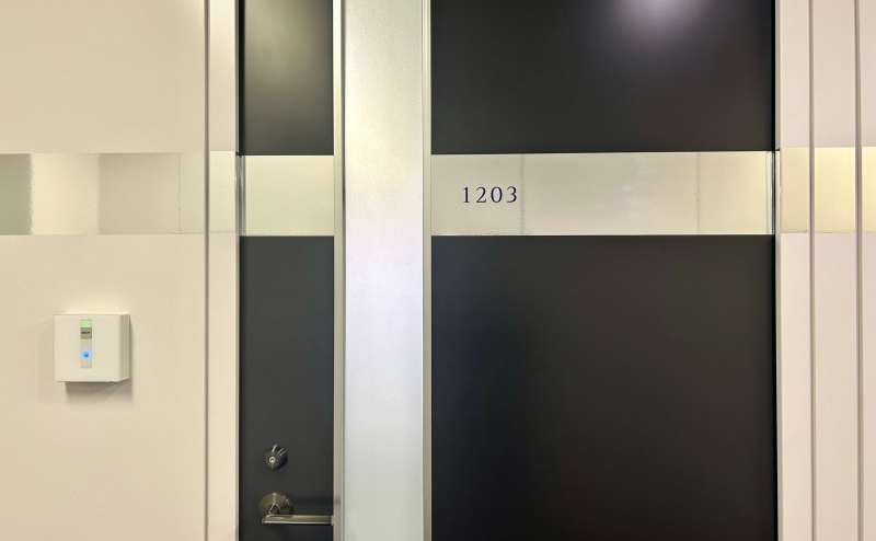 【ご予約の部屋まで進みドアノブにあるキーボックスよりカードキーをお取りの上、SECOMセンサーに当ててオートロックを解除ください】