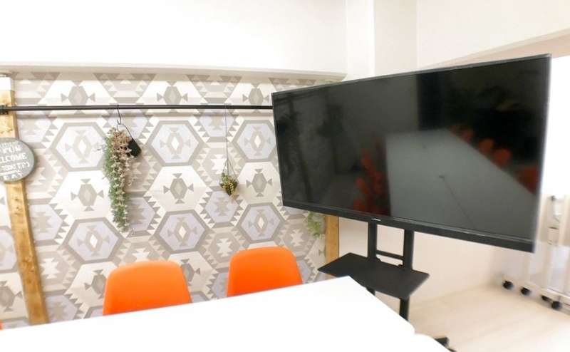 ５５型大画面モニター。ＰＣ接続＆ＴＶ視聴可能です。無料完備