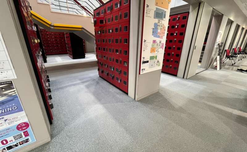 【こちらで靴を脱いで下駄箱に入れてください】 - TIME SHARING コナミスポーツクラブ 横浜 STUDIO3の写真